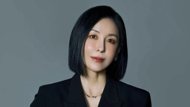 검은 정장 차림의 윤희준 씨