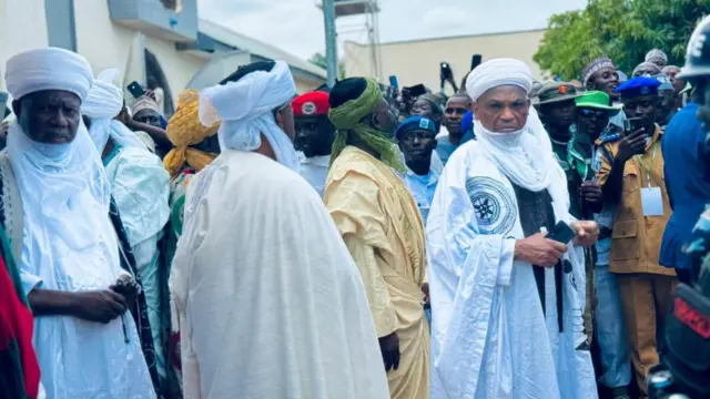 Wasu mutane sanye da manyan riguna da kayan sarauta