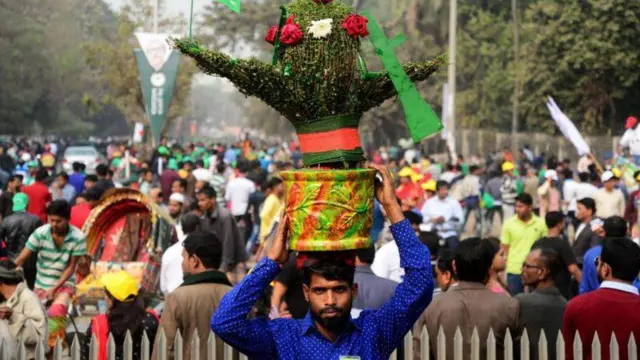 আওয়ামী লীগের নির্বাচনী প্রতীক নৌকা নিয়ে দলটির একজন সমর্থক।