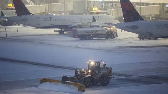 Чрезвычайные службы убирают снег в аэропорту Ла Гуардия в Нью-Йорке