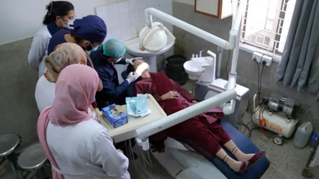 عباسی شہید ہسپتال کراچی میں معائنہ کے دوران خدیجہ اورڈاکٹر سفیان