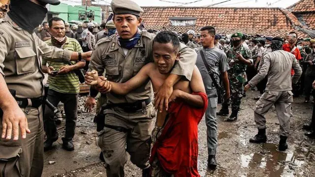 Aparat yang terdiri dari satpol PP, polisi, dan tentara dikerahkan untuk menggusur kampung Pasar Ikan. 