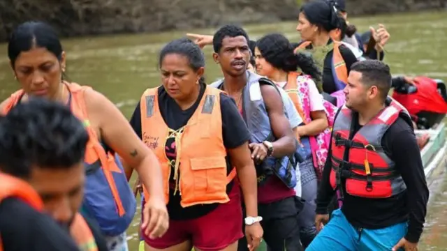 अमेरिकेत अवैधरित्या घुसण्याचा प्रयत्न करताना पनामातील स्थलांतरितांचा एक गट (फाइल छायाचित्र)