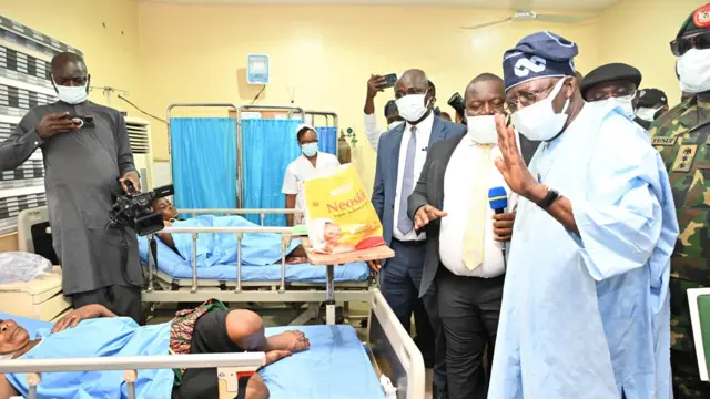 Tupu ọ malite okwu ya, Onyeisiala Tinubu wepụtara otu nkeji iji kwanyere mkpụrụobi ndị ahụ nwụrụ na mwakpo ahụ ugwu.