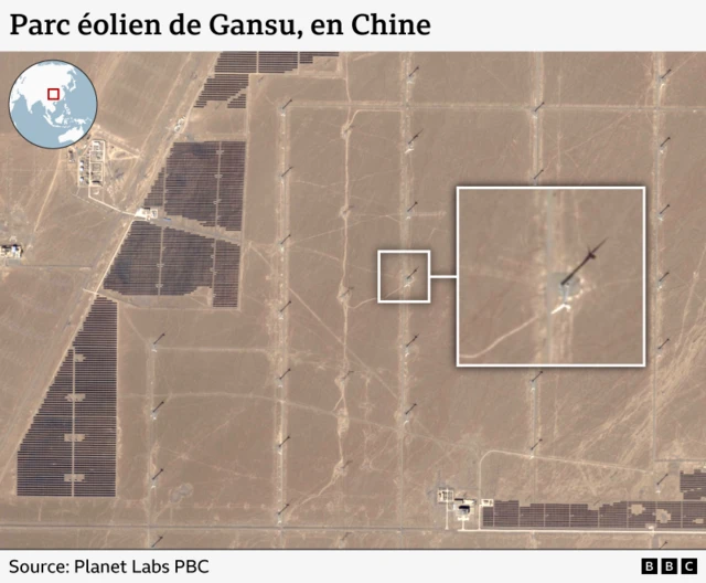 Graphique représentant un parc éolien dans la province du Gansu, en Chine. Une éolienne au milieu d'un champ est mise en évidence.
