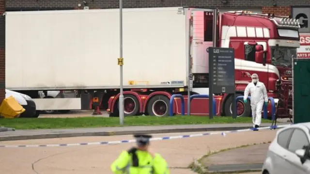 Sebanyak 39 orang imigran asal Vietnam ditemukan meninggal di truk kontainer berpendingin pada Oktober 2019 di Inggris