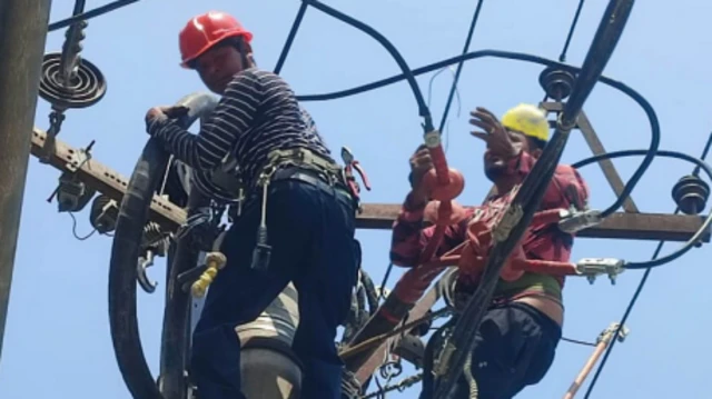 विद्युत प्रसारण लाइन मर्मत गरिँदै