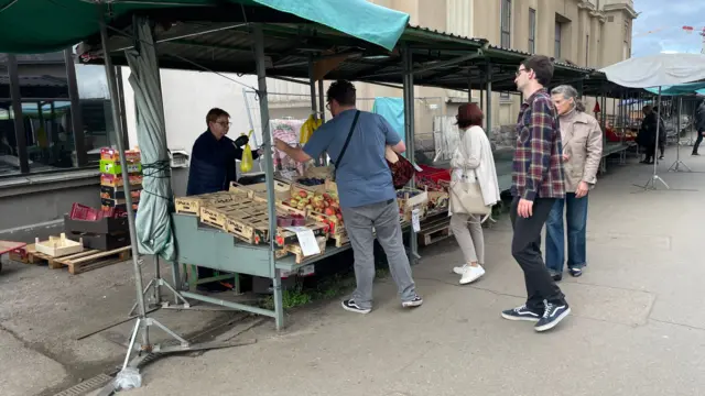 Voće i povrće trenutno se prodaju van objekta.
