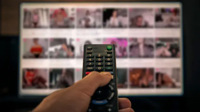 Pantalla de TV con con videos de pornografía.