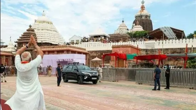 وزیر اعظم مودی اڑیسہ کے دورے پر جگن ناتھ مندر کے سامنے سے گزرتے ہوئے