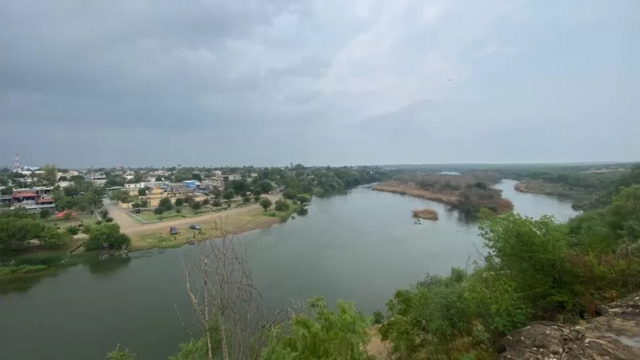 Con sông Rio Grande nhìn từ thị trấn biên giới Roma, Quận Starr, bang Texas