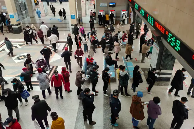 طبق آمار دولتی، تلفات کرونا طی ماه گذشته روزانه پنج یا کمتربوده اما این ارقام که با صفهای طولانی در مراکز درمانی و موسسات برگزاری عزاداری و گزارشهای مرگ و میر در رسانههای اجتماعی همخوانی ندارد