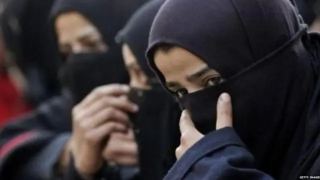 బురఖా వేసుకున్న మహిళ 