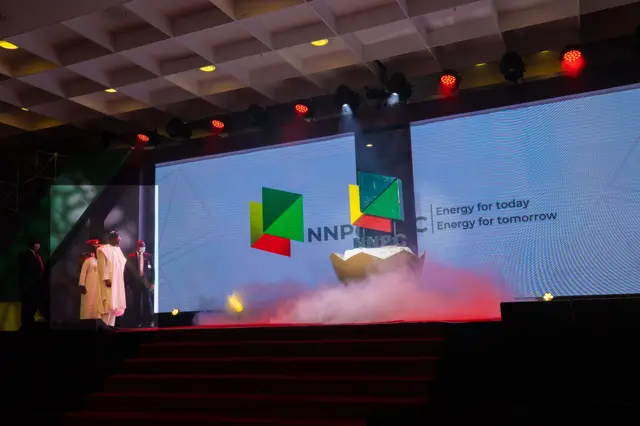 Shugaba Buhari yana kallo yayin ƙaddamar da sauyin 