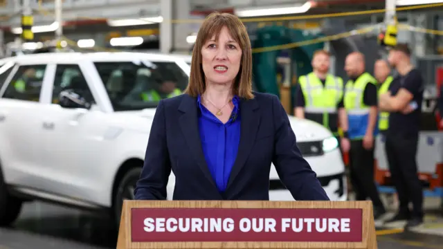 Ривз выступает на заводе Jaguar Land Rover