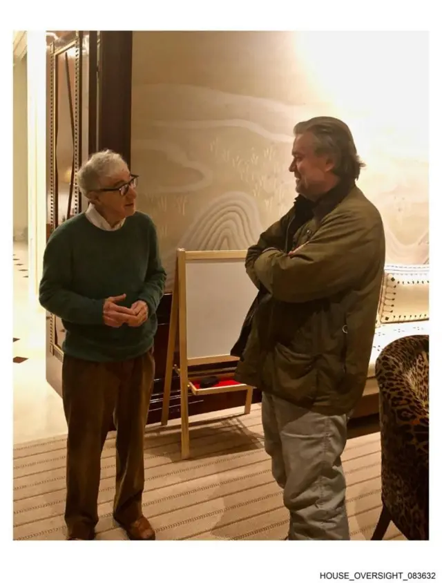 Woody Allen y Steve Bannon, parados, conversando.