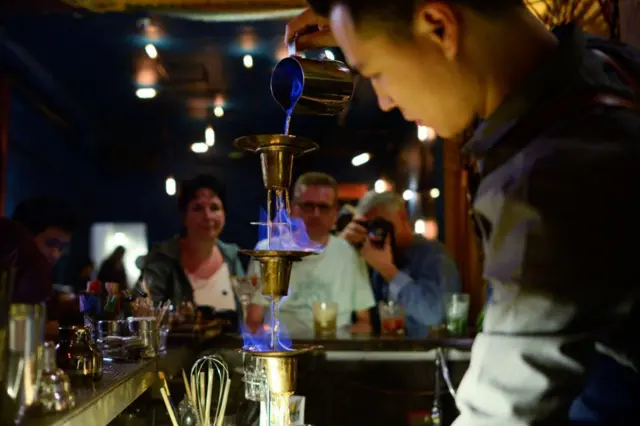 Ảnh minh họa: Phục vụ đồ uống có cồn cho khách nước ngoại tại một quán bar ở Việt Nam