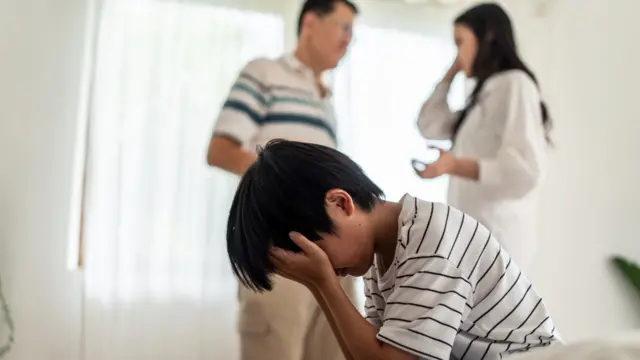 싸우는 부모와 옆에서 괴로워하는 아이