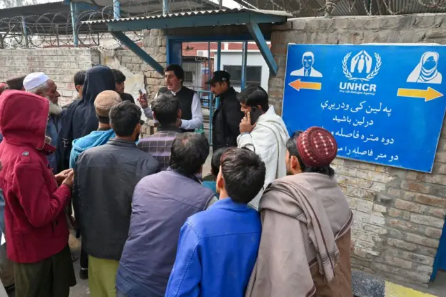کارمند آژانس پناهندگان سازمان ملل با افغان‌ها صحبت می‌کند