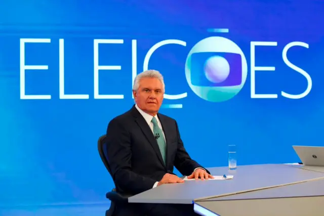 Caiado na bancada, com logo da cobertura das Eleições da Globo atrás