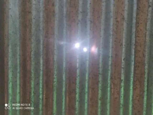 လက်နက်ကြီးကျည်ကြောင့် ပေါက်သွားတဲ့အိမ်အမိုး