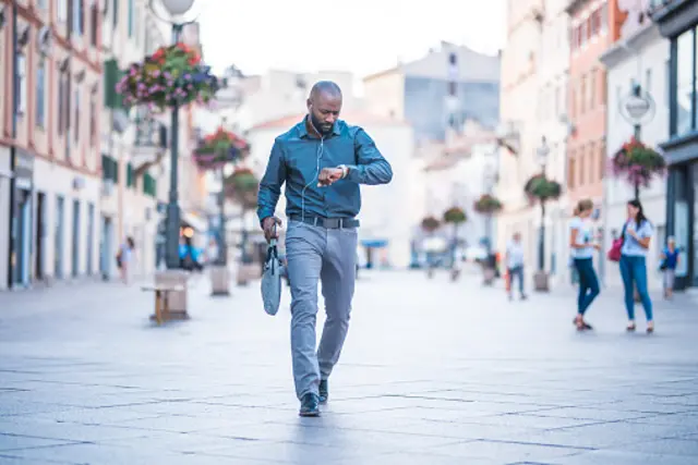 Homme qui regarde sa montre
