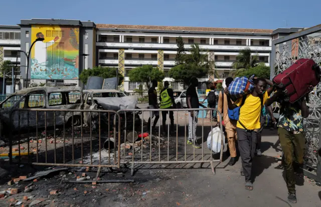 Etudiants fuyant l'univerité