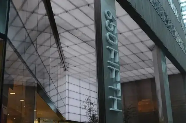 Dhismaha Iran ee ku yaal 650 Fifth Street ee Manhattan ayaa ku yaal bartamaha dacwadda