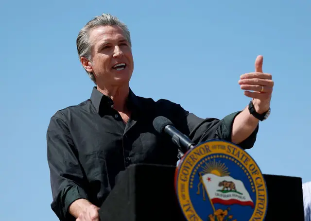 Newsom en un discurso