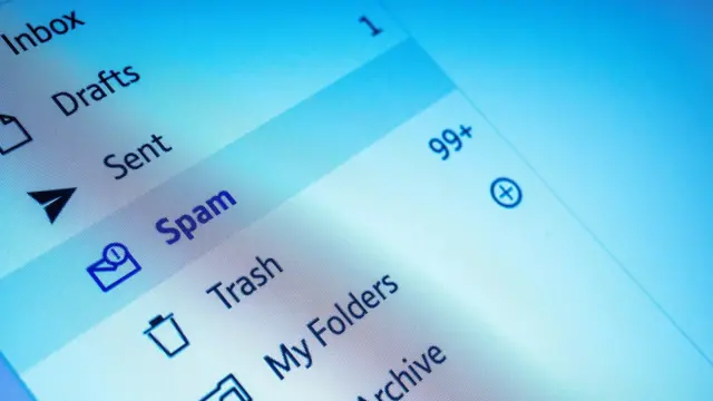 Una foto de varias carpetas de un computador, con Spam señalada