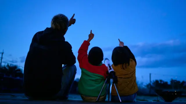 ኣቦ ምስ ደቍ ብቴሌስኮፕ ፕላኔታት ይርኢ