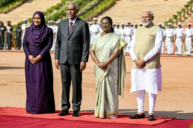 সোমবার দিল্লির রাষ্ট্রপতি ভবনের অভ্যর্থনায় ভারতের রাষ্ট্রপতি ও প্রধানমন্ত্রীর সঙ্গে সস্ত্রীক প্রেসিডেন্ট মুইজ