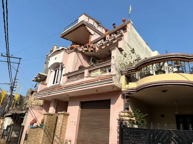 शहराच्या मध्यभागी असलेल्या नागरी वस्तीला लक्ष्य करण्याची ही पहिलीच वेळ आहे, असंही स्थानिकांनी नमूद केलं.