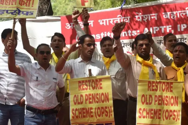 જૂની પેન્શન સ્કીમની માંગ સાથે આંદોલન કરી રહેલા કેન્દ્રીય કર્મચારીઓની ફાઇલ તસવીર 