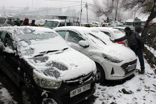 જમ્મુ-કાશ્મીર, હિમાચલ, ઉત્તરાખંડમાં બરફવર્ષાને કારણે જનજીવન અસ્તવ્યસ્ત- ન્યૂઝ અપડેટ