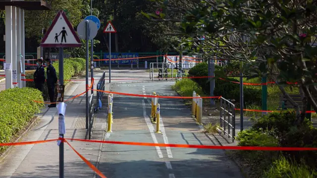 2025年12月6日星期六,香港大埔区宏福苑住宅屋邨发生火灾,附近拉起警戒线。