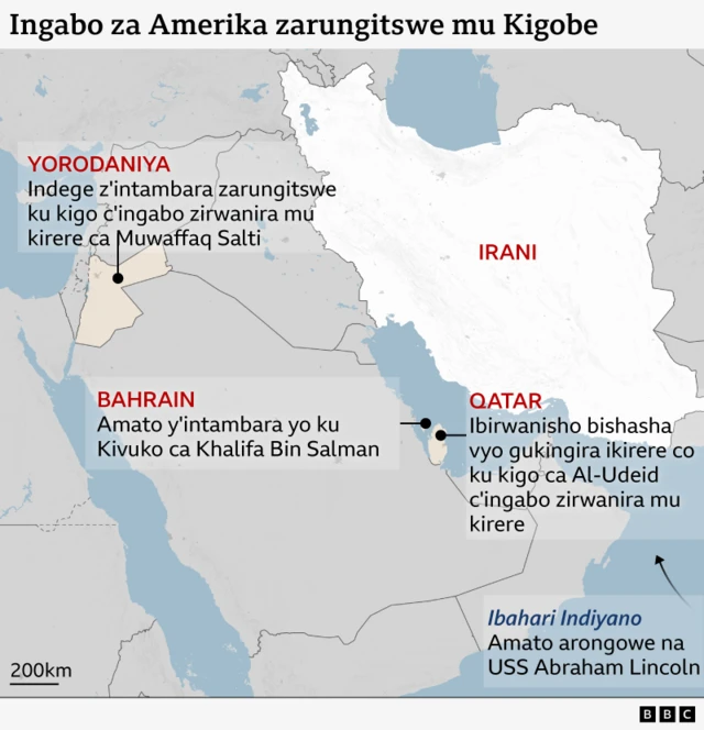 Ikarata yerekana ahari ibirindiro vy'ingabo za Amerika mu Kigobe c'Abarabu. Muri Yorodaniya, indege z'intambara ziri ku kigo c'ingabo zirwanira mu kirere kiri ahitwa Muwaffaq Salti; Muri Bahrain, amato y'intambara ari ku kivuko c'ahitwa Khalifa Bin Salman; Muri Qatar, ibirwanisho bishasha vyo gukingira ikirere biri ku kigo c'ingabo zirwanira mu kirere c'ahitwa Al-Udeid. Hanyuma mw'ibahari Indiano, amato y'intambara arongowe n'ubwato USS Abraham Lincoln.