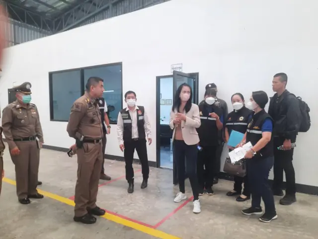 พล.ต.อ. สุรเชษฐ์ หักพาล รองผู้บังคับการตำรวจแห่งชาติได้เดินทางไปพร้อมกับคณะลงพื้นที่เพื่อตรวจสอบโรงงาน บริษัท ฮังไทยนิตติ้ง อินดัสเตรียล จำกัด (20 ธ.ค.)