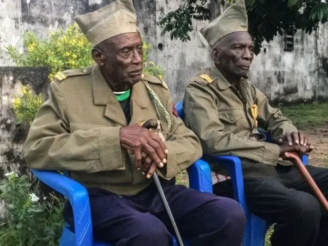 Ku ifoto yo muri Mutarama (1) 2020, Albert Kunyuku na Daniel Miuku (iburyo) ba sekombata ba Congo bari basigaye barwanye intambara ya kabiri y'isi 