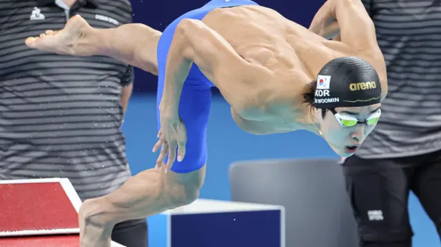 수영대표팀 김우민이 27일(한국시간) 프랑스 파리 라데팡스에서 열린 남자 400M 자유형 예선 경기에서 힘차게 출발하고 있다