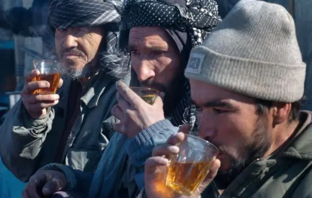 افغانستان کې ځینې کسان چای څښي