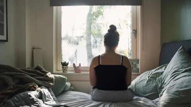 ብቻዋን የተቀመጠች ሴት 