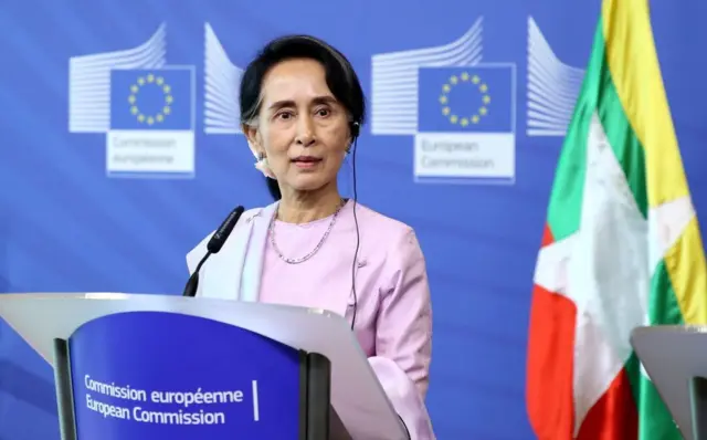 ၂၀၁၇ ခုနှစ်က ဘယ်လ်ဂျီယံ၊ ဘရက်ဆဲလ်မြို့မှာလုပ်တဲ့ သတင်းစာရှင်းလင်းပွဲတစ်ခုမှာ တွေ့ရတဲ့ ဒေါ်အောင်ဆန်းစုကြည်