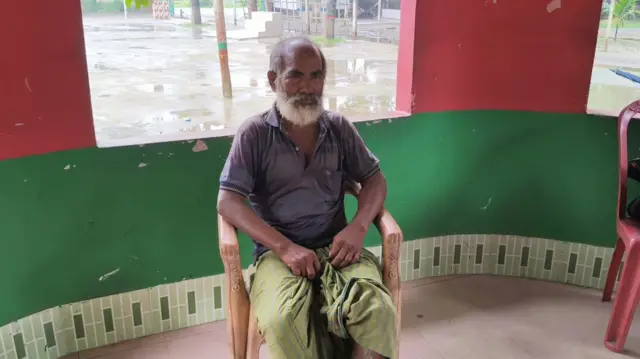 জামালপুরের বকশীগঞ্জ থানার গোল ঘরে বসে আছেন মি. বর্মন