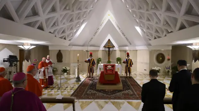 Vatican ilitoa picha za Papa Francis kwenye jeneza lililo wazi katika Kanisa la Santa Marta, makao ya Vatican ambako aliishi wakati wa utawala wake wa miaka 12.