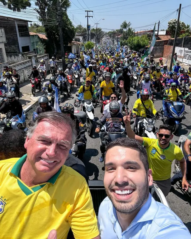 Bolsonaro ao ladoFernandes durante atocampanha