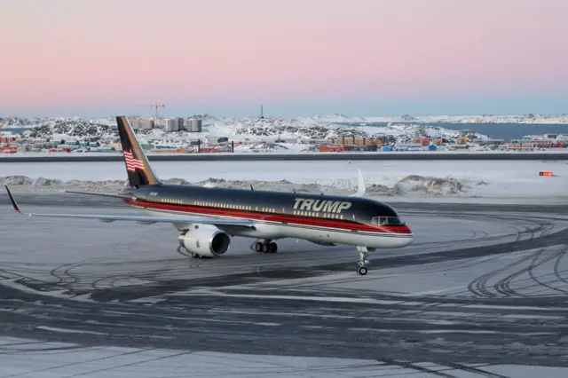 Uma aeronave escrito ‘Trump’ na frente pousa em Nuuk, na Groenlândia