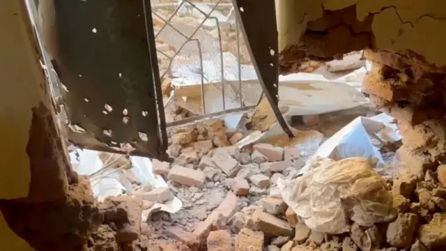 শেলের আঘাতে ক্ষতিগ্রস্ত মোস্তফার বাড়ি 