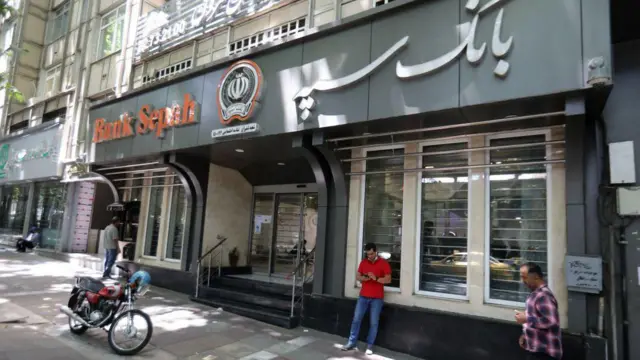 دو نفر جلوی بانک سپه