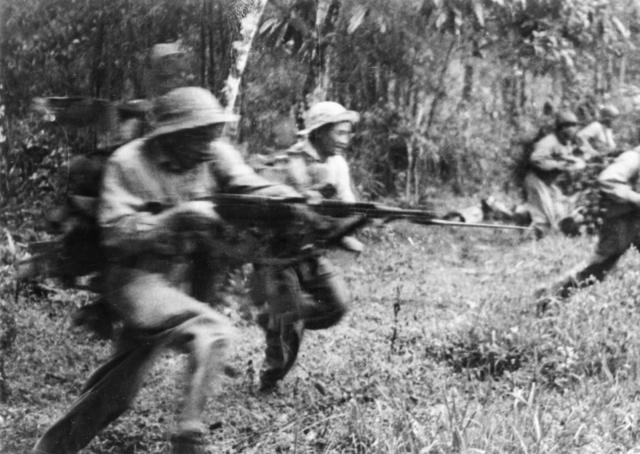 Soldados vietcongues atacando o inimigo no Vietnã do Sul, 1968.